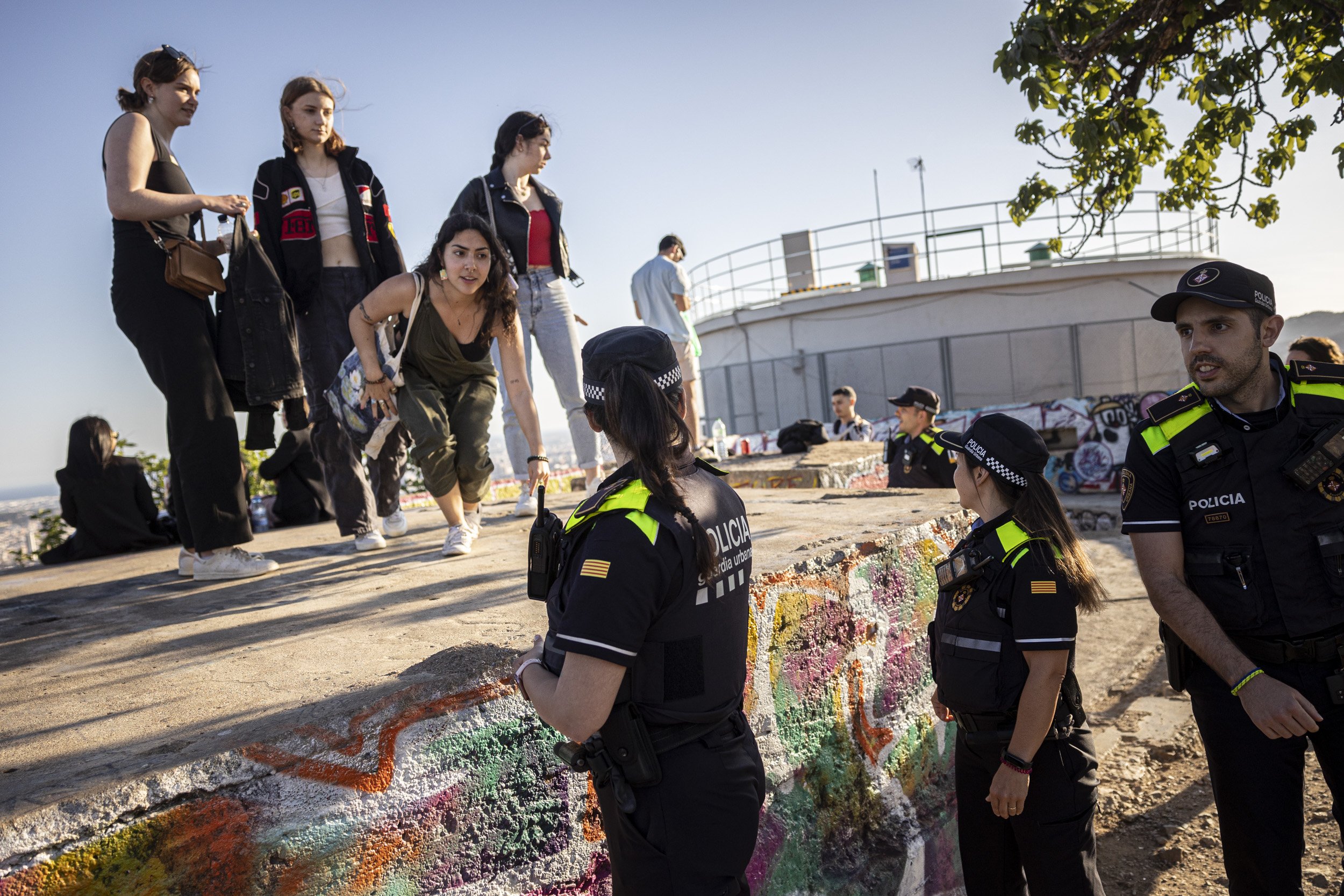 Turistes sorpresos i veïns molestos: els búnquers del Carmel tanquen per primer cop