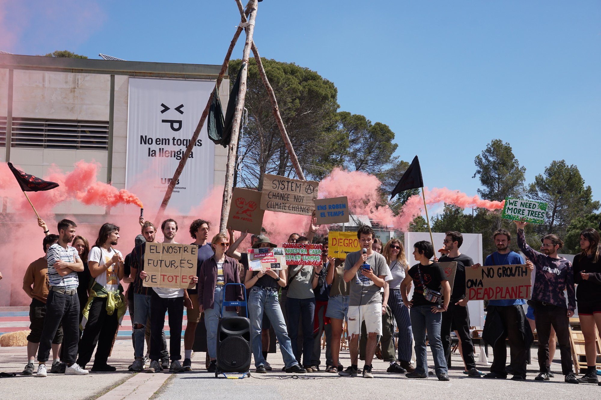 Decenas de estudiantes acampan en la UAB para exigir una universidad "verde y social"