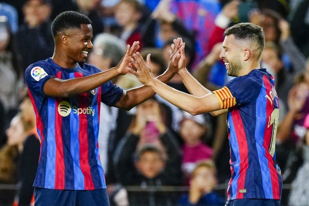 Jordi Alba y Ansu Fati celebran triunfo Barça Osasuna / Foto: EFE - Enric Fontcuberta