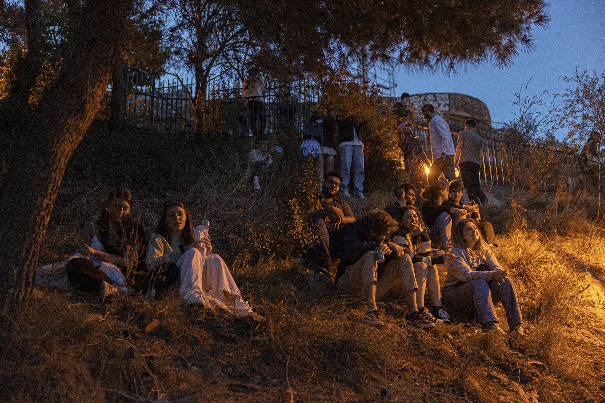 Primera nit de blindatge del Turó de la Rovira: dos sancionats per saltar la tanca