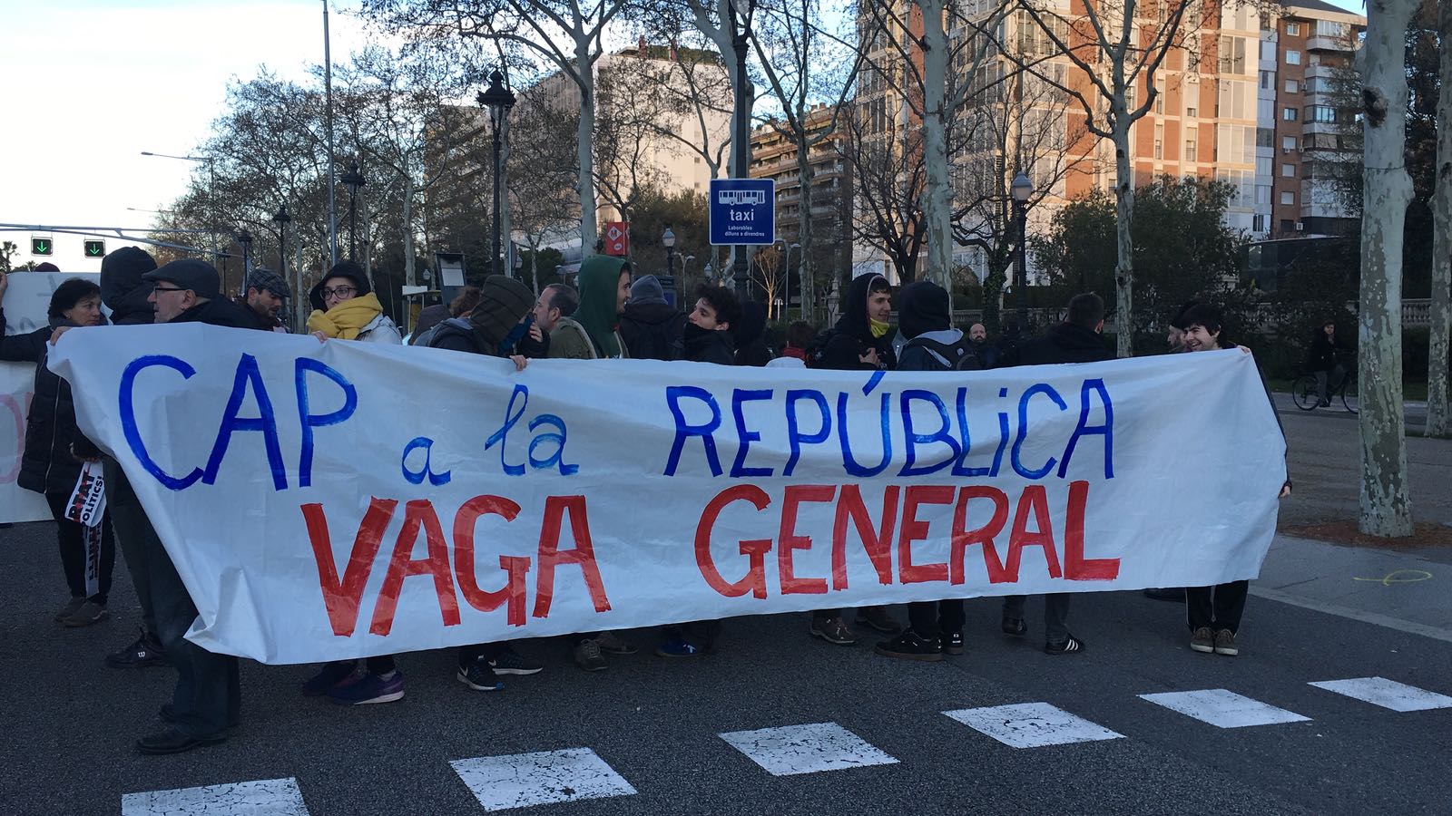 Los CDR cortan la Diagonal en hora punta para exigir una huelga general