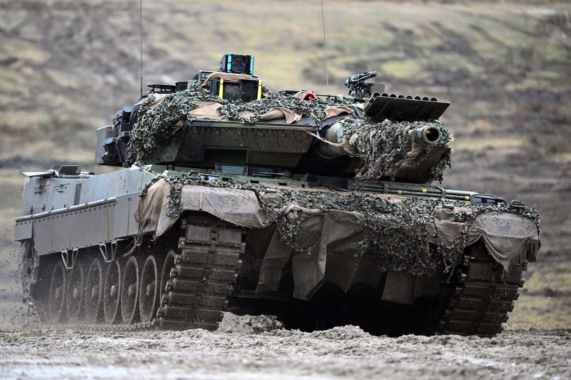 Bruselas defiende pasar a la economía de guerra: quiere producir más munición militar en Europa