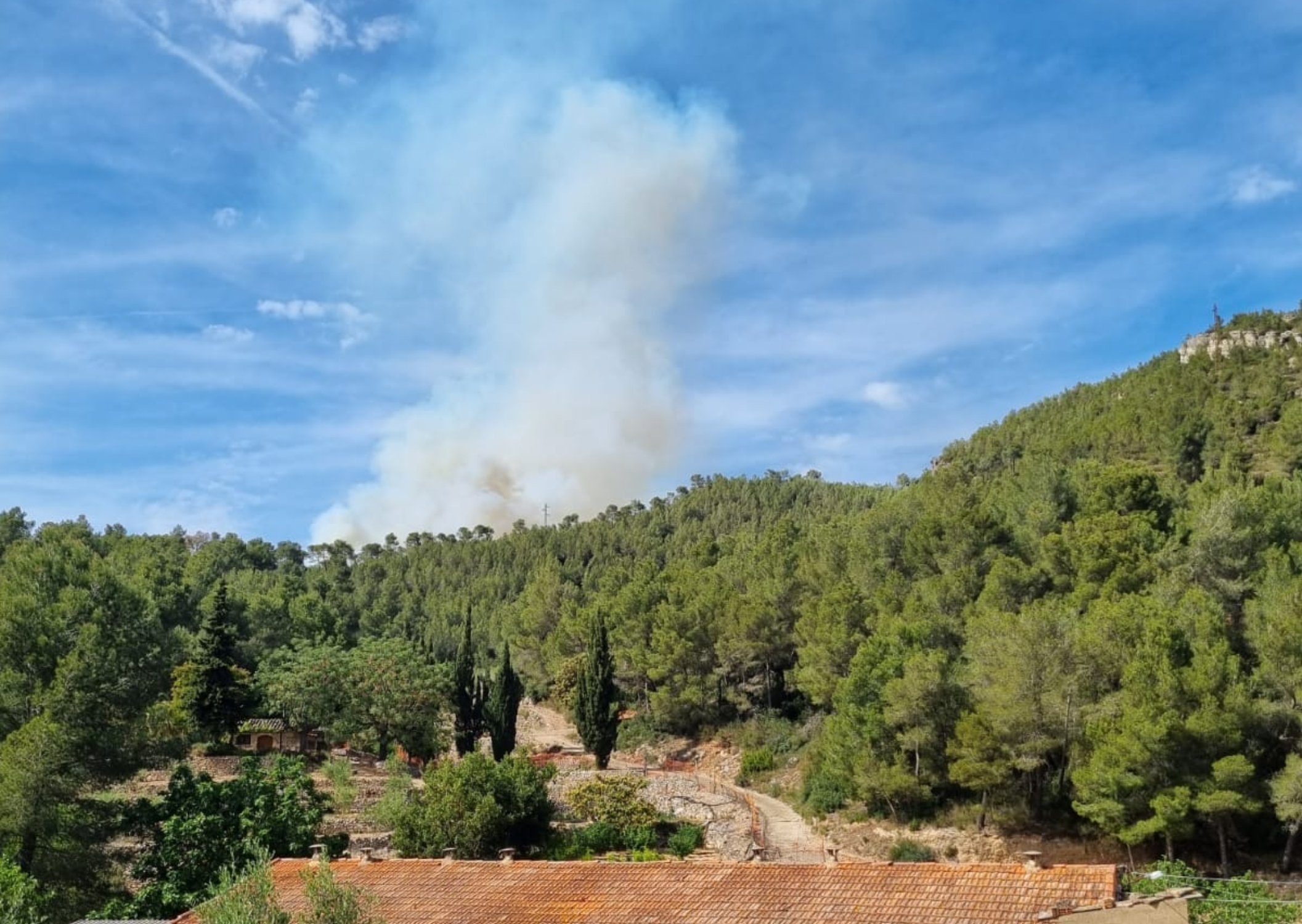 Incendio forestal en Vandellòs: un fuego reaviva cuando parecía apagado y se descontrola