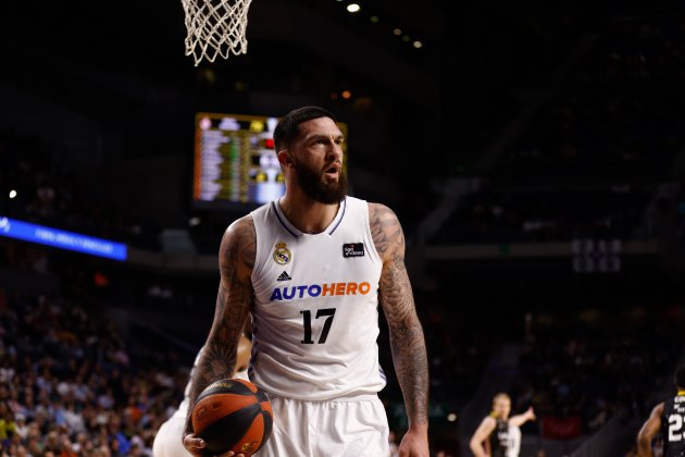 Vincent Poirier durant un partit del Reial Madrid de bàsquet / Foto: EFE Vincent Poirier durant un partit del Reial Madrid de bàsquet / Foto: EFE