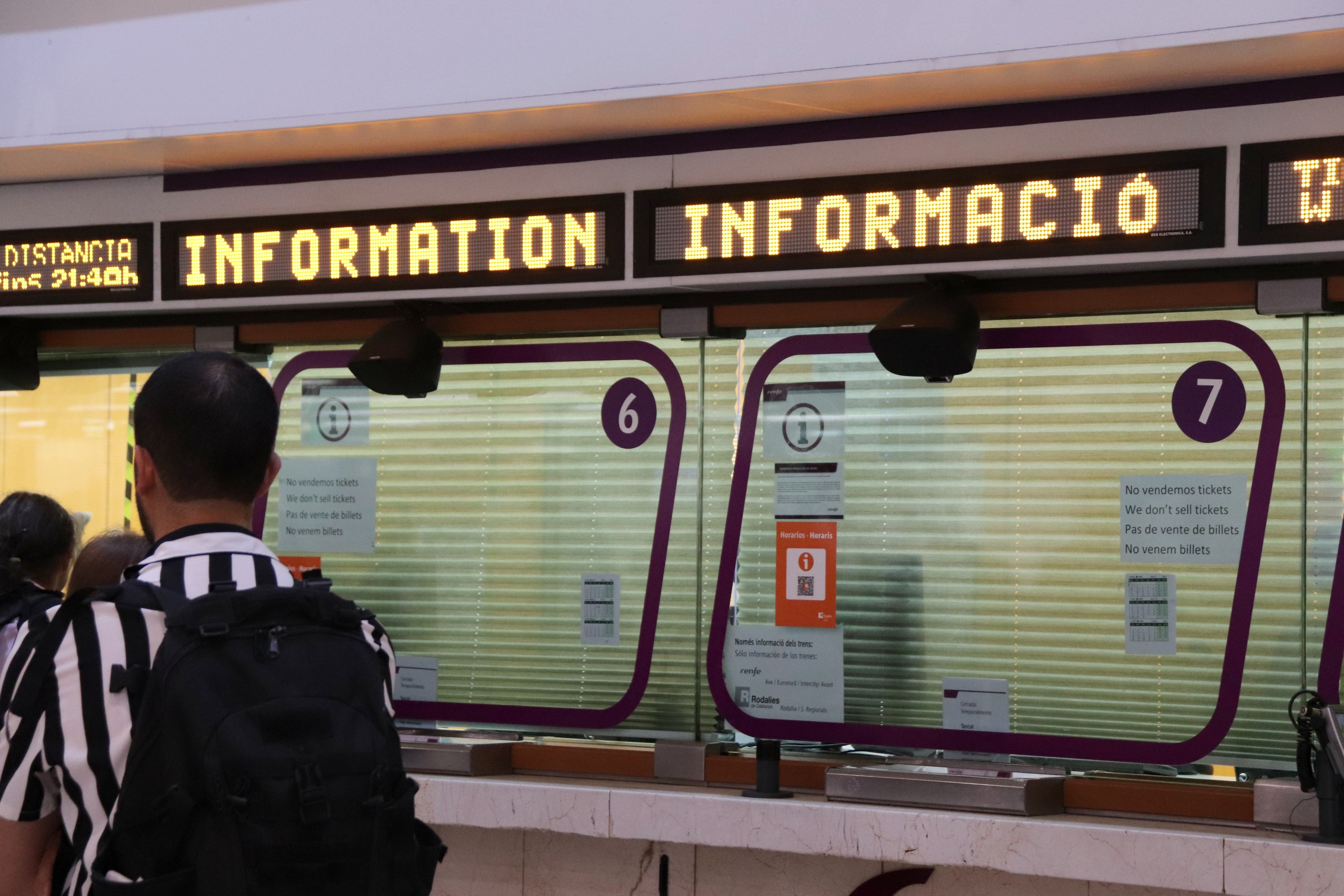 La avería de Gavà impacta de lleno también en usuarios de trenes regionales: "Es un caos"