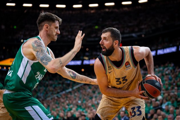 Mirotic mantiene la posesión durante un partido del Barça de básquet / Foto: FC Barcelona