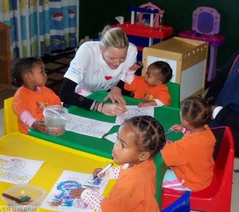 Charlène Mónaco con niños en Sudáfrica en 2011   Archivo