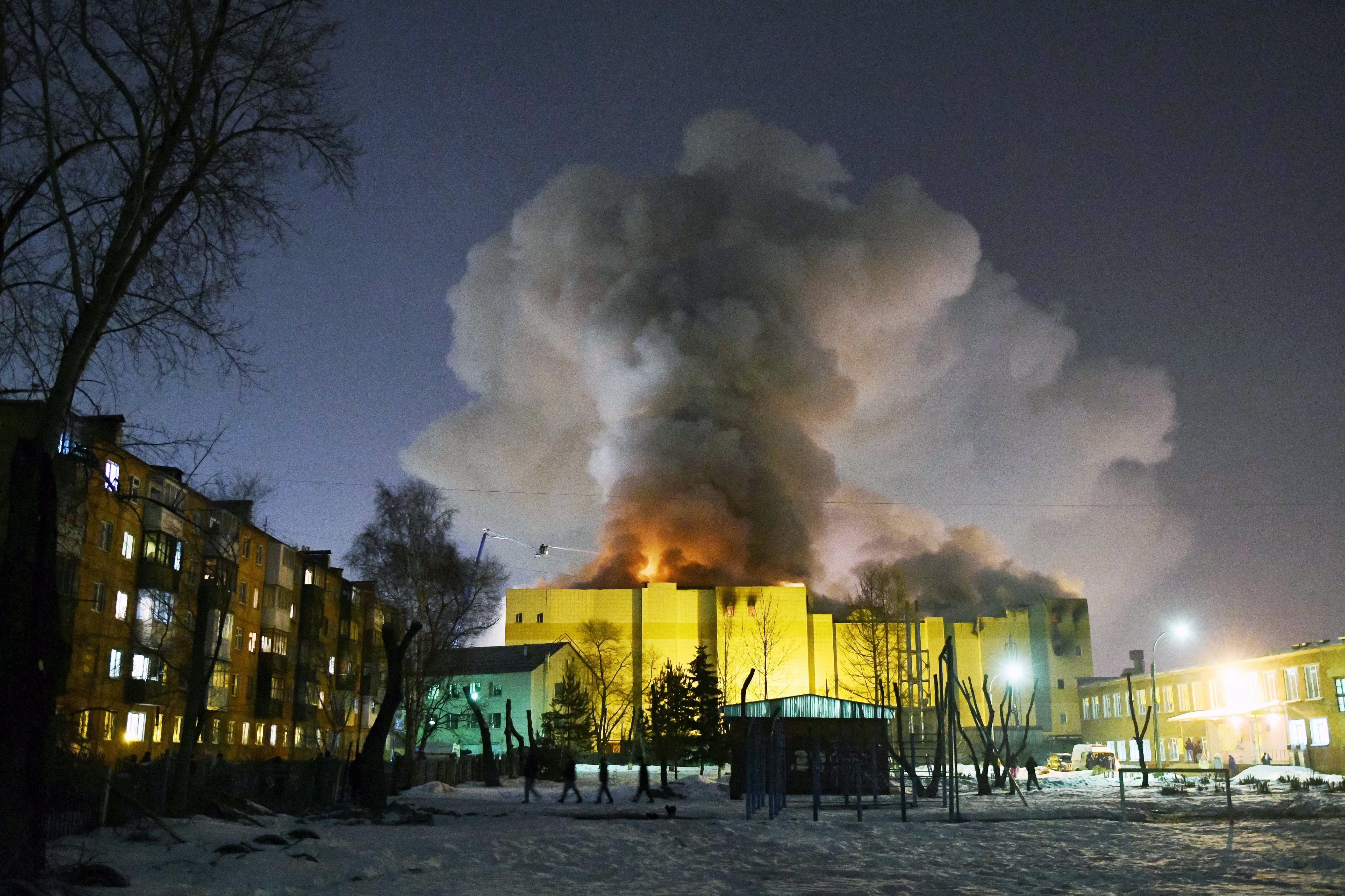 Voraz incendio en centro comercial con 64 muertos en Siberia