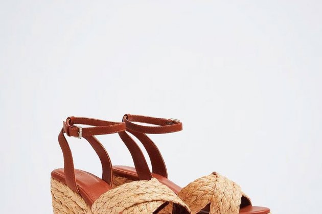 Sandalias de cuña de mujer con tira en beige