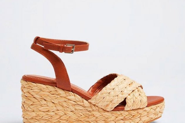 Sandalias de cuña de mujer con tira en beige 1