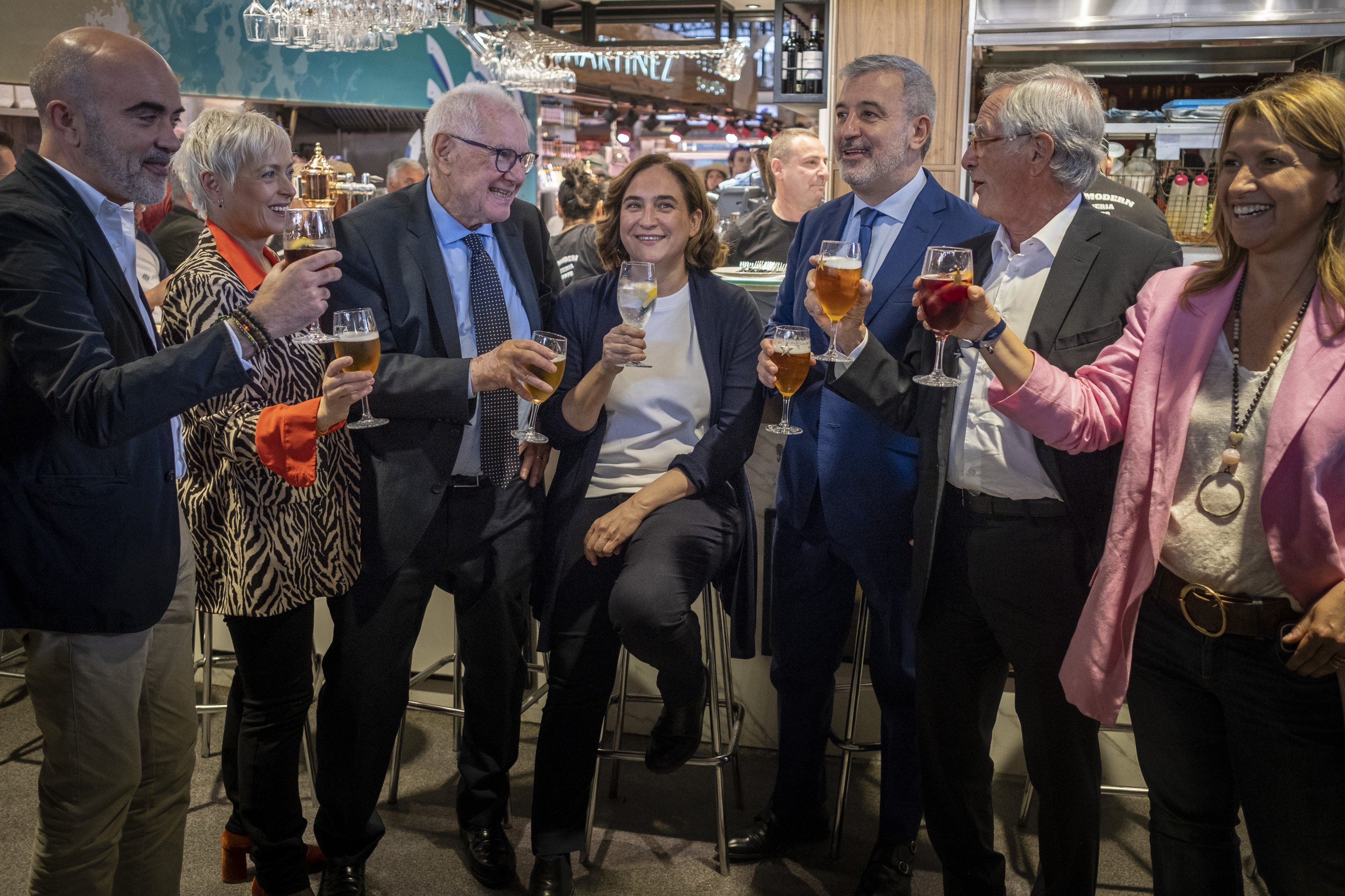Tret de sortida informal a la campanya electoral de Barcelona amb sangria, cervesa i vermut
