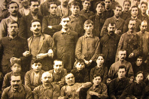 Obreros de se la industria textil. Finales del siglo XIX. Fuente Wikimedia Commons Obreros de se la industria textil. Finales del siglo XIX. Fuente Wikimedia Commons