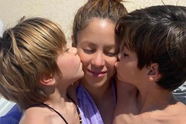 Milan y Sasha besan a Shakira 