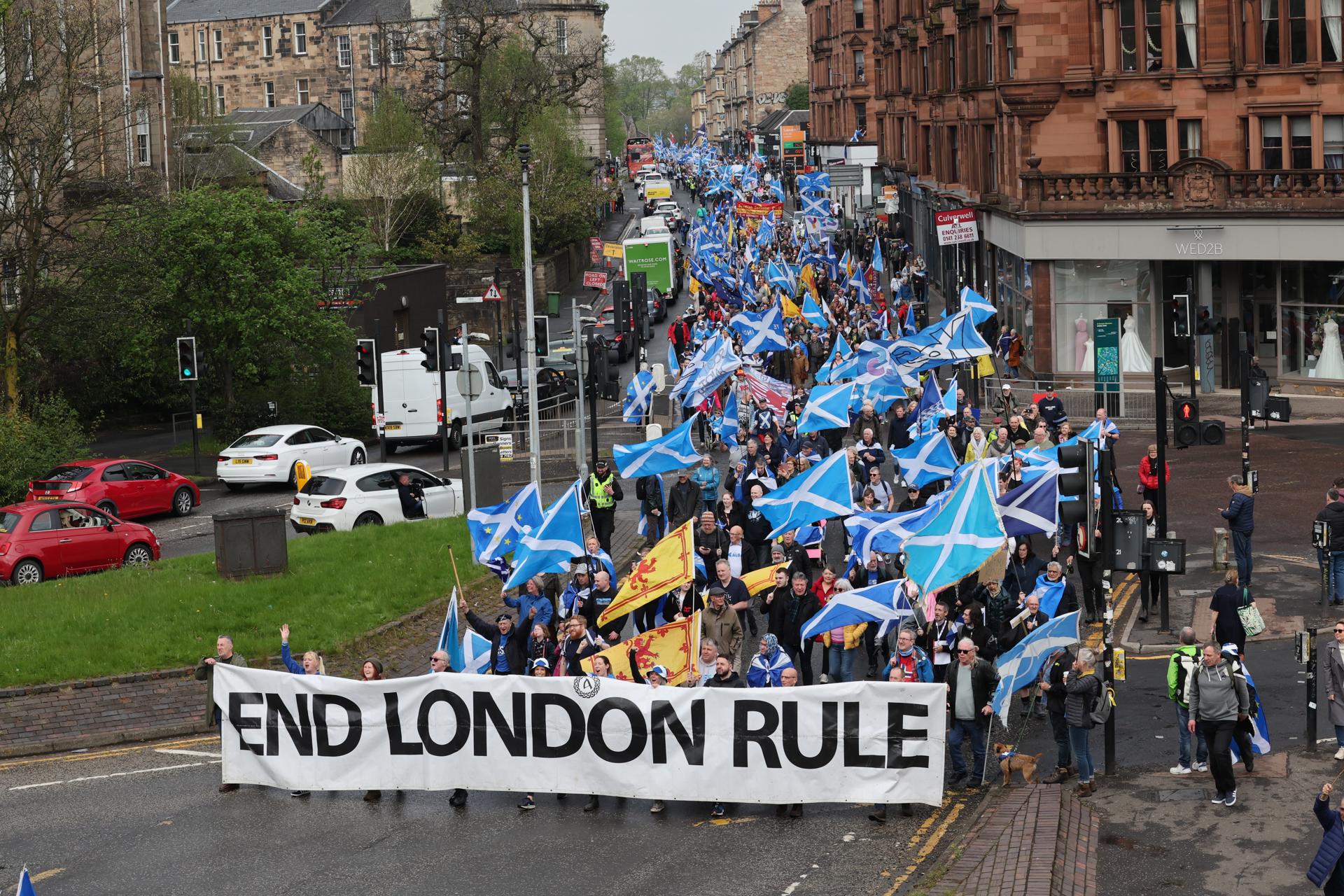 Escocia ignora la coronación y celebra una gran manifestación por la independencia