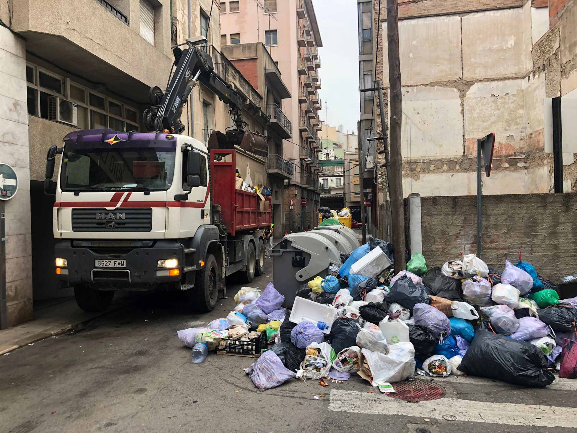 Emergencia sanitaria en Figueres a causa de una huelga de basura