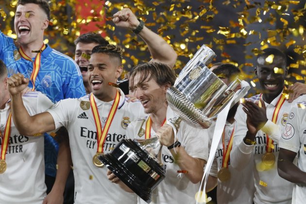 Luka Modric sostiene trofeo Copa del Rey / Foto: EFE - Jose Manuel Vidal Luka Modric sostiene trofeo Copa del Rey / Foto: EFE - Jose Manuel Vidal