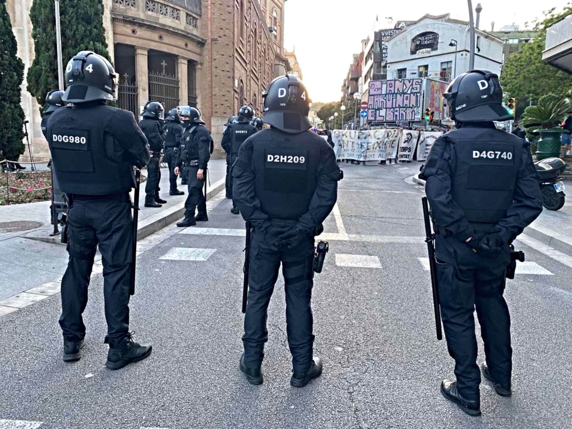 Los Mossos evitarán el desalojo de Desokupa en la Bonanova pero temen una explosión violenta