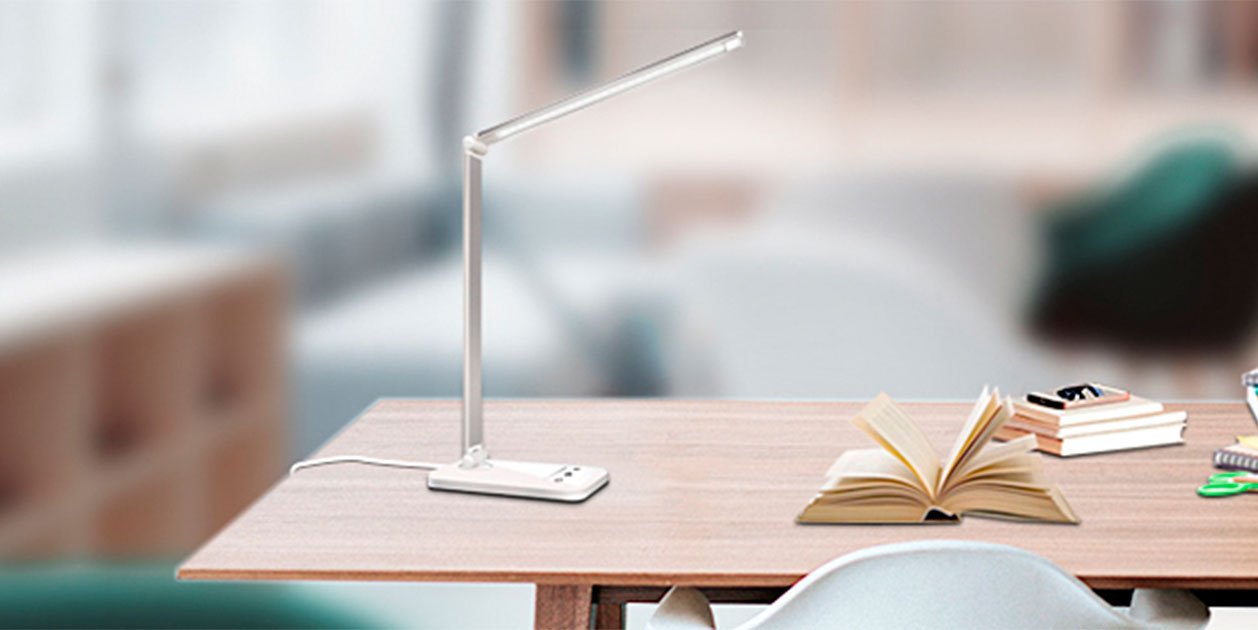 Precio mínimo histórico en Amazon para la lámpara de escritorio superventas con 50 ajustes de luz LED