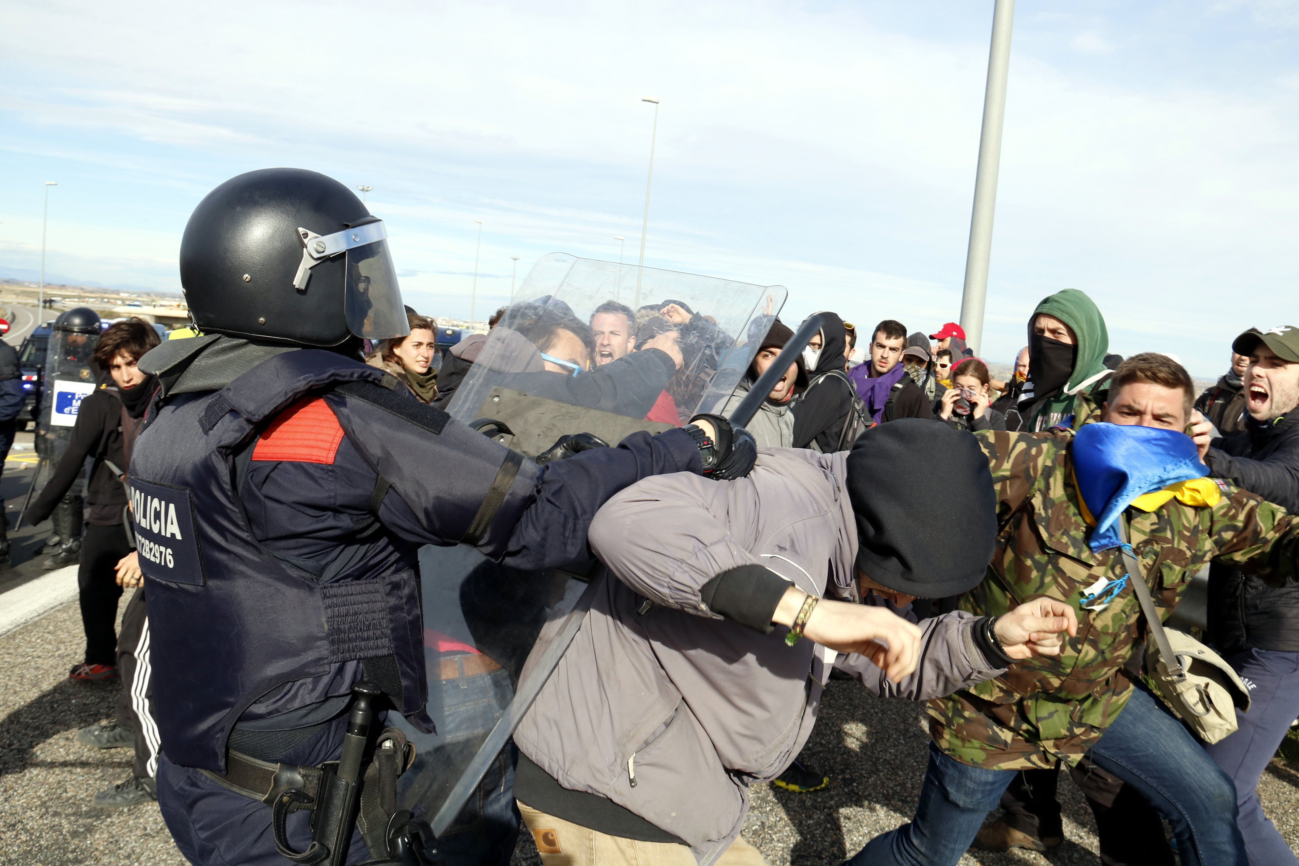 Los Mossos cargan contra los manifestantes que cortaban la A-2