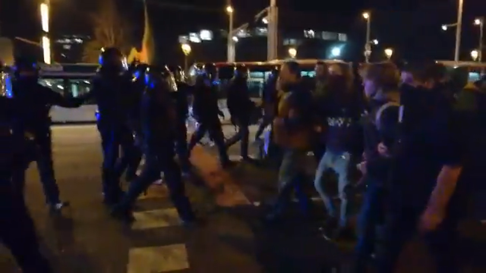 Tensió entre Mossos i manifestants en un nou tall a la Diagonal