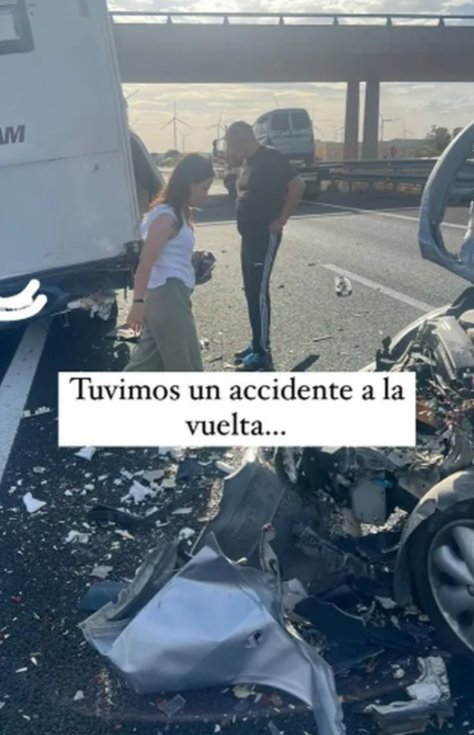 Coche destrozado accidente Lola Instagram stories