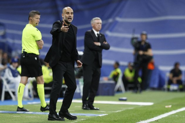 Pep Guardiola dirigiendo en el Manchester City