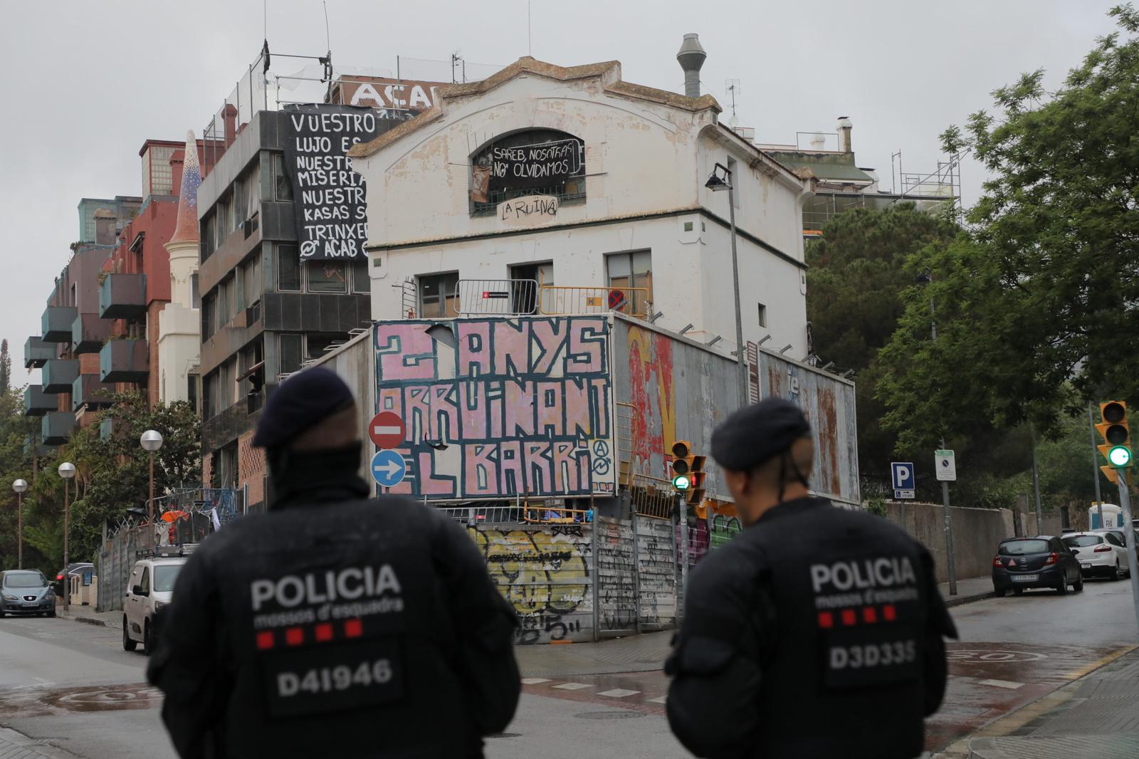 Calma tensa en la Bonanova: los antiokupas protestan y los Mossos se preparan para el jueves