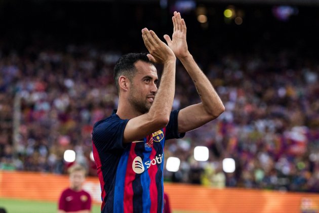 Sergio Busquets aplaudint Barça / Foto: Europa Press