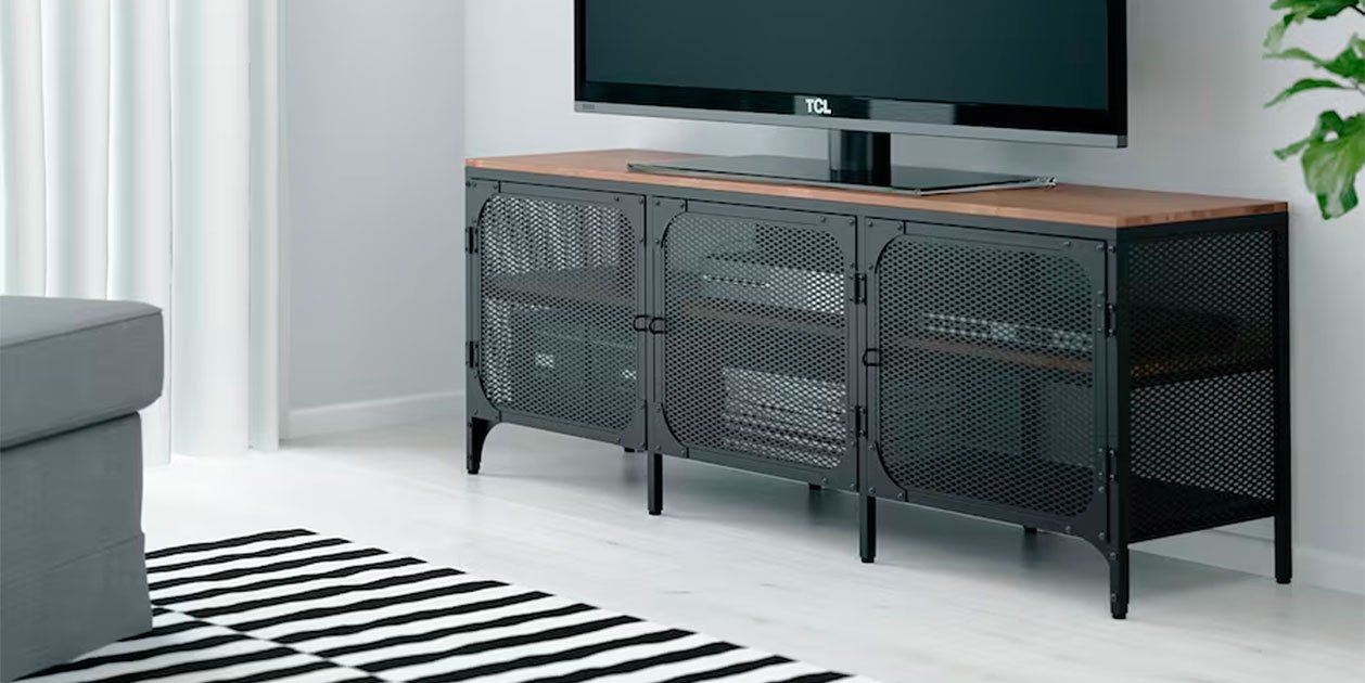 Flechazo directo al corazón al ver el mueble industrial para televisión de Ikea