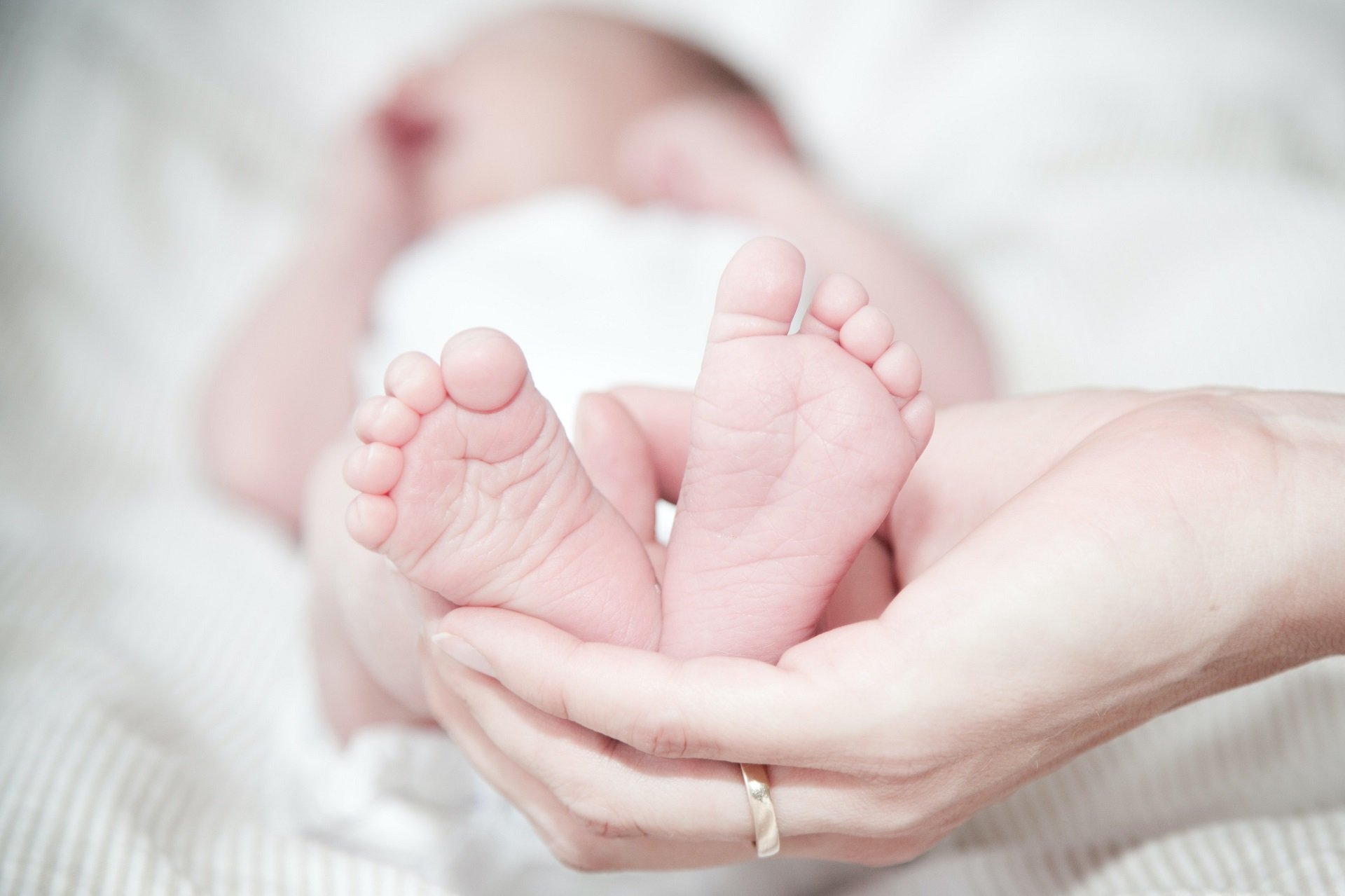 Neix el primer nadó amb ADN de tres persones al Regne Unit