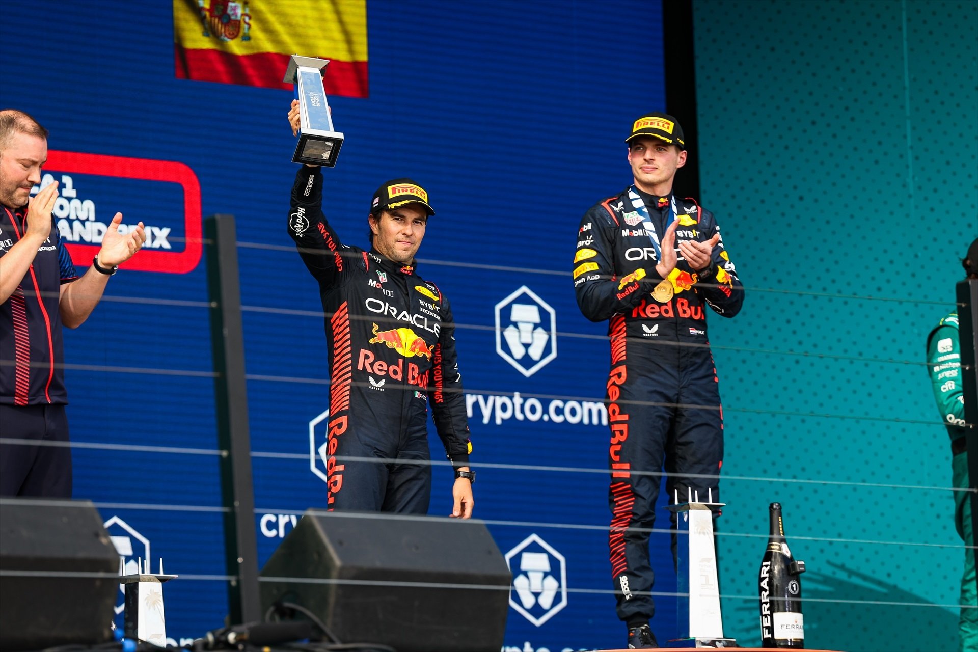 Los fieles de Checo Pérez acribillan a Max Verstappen: insultos y abucheos parten Red Bull en dos