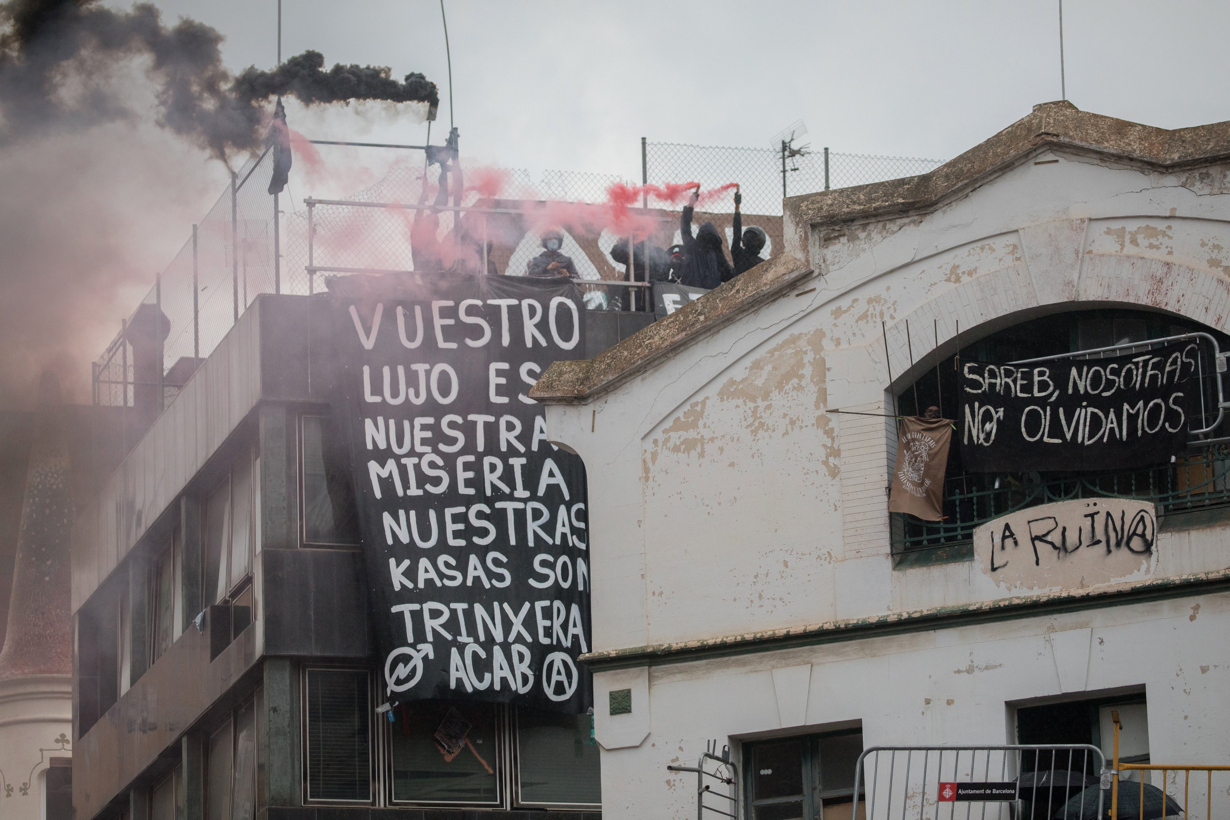 El día D en la Bonanova: Desokupa no asaltará a los okupas de Barcelona, pero mantiene la confrontación en la calle