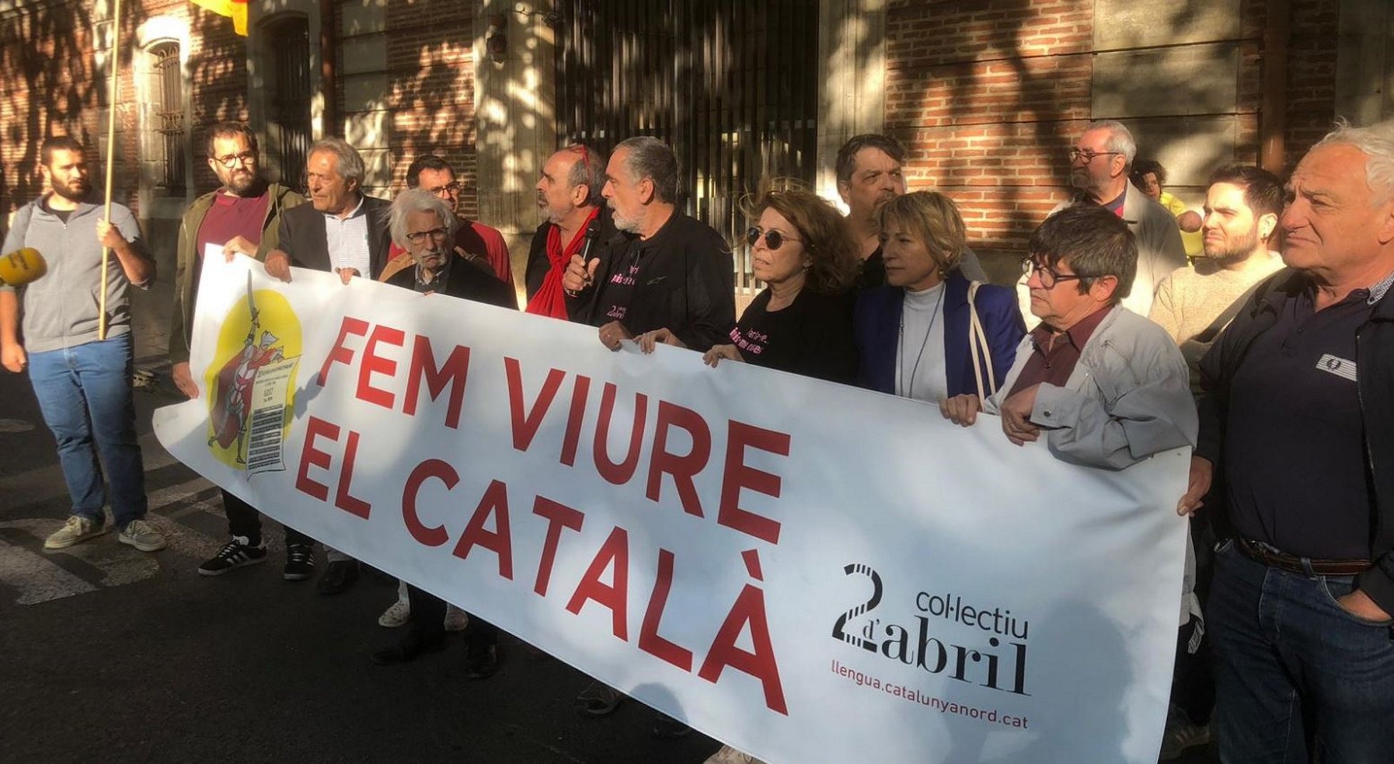 Protesta davant la prefectura de Perpinyà per la prohibició del català als plens municipals