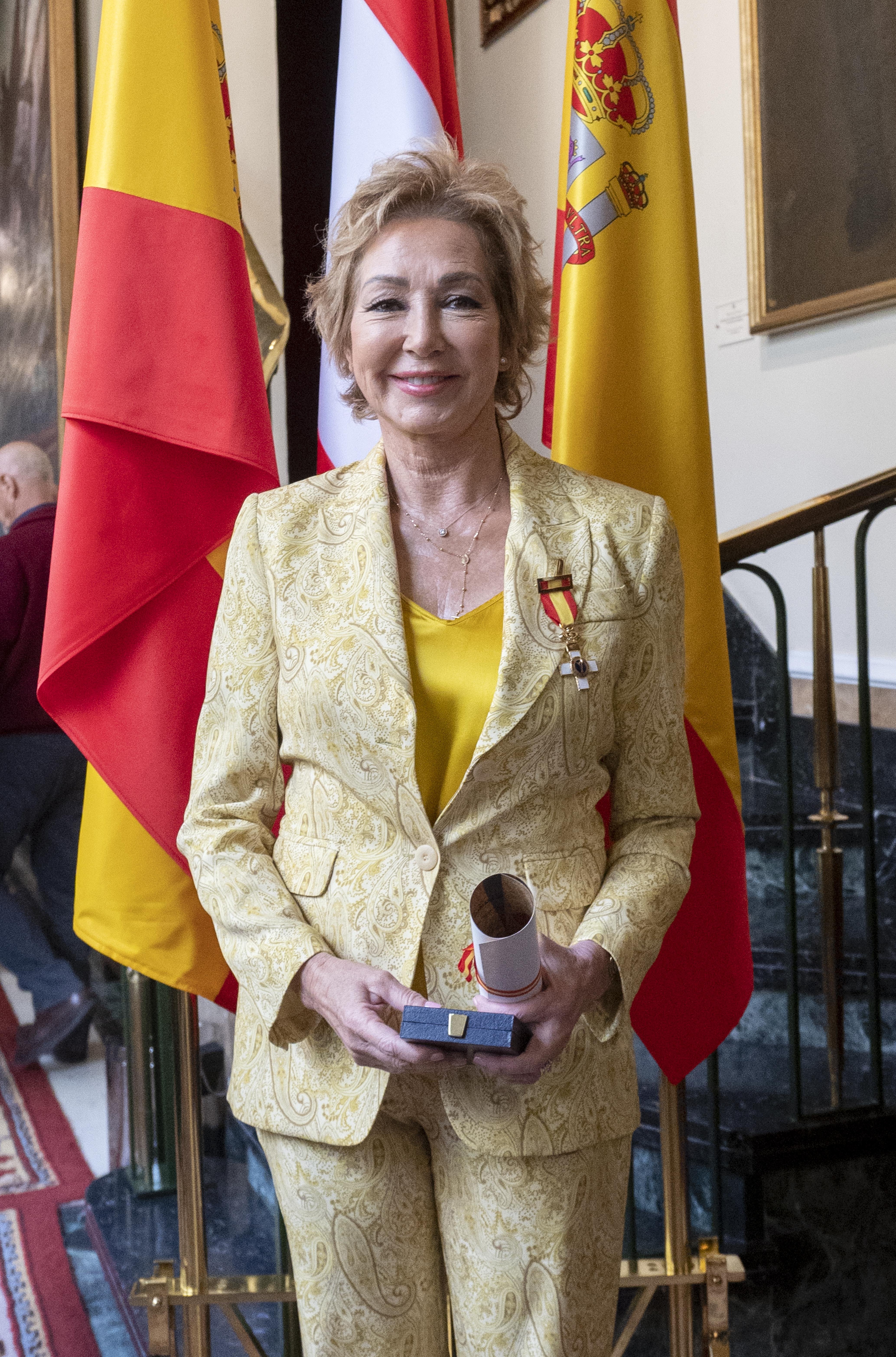 EuropaPress 5127784 periodista ana rosa quintana posa medalla honor acte final terrorisme