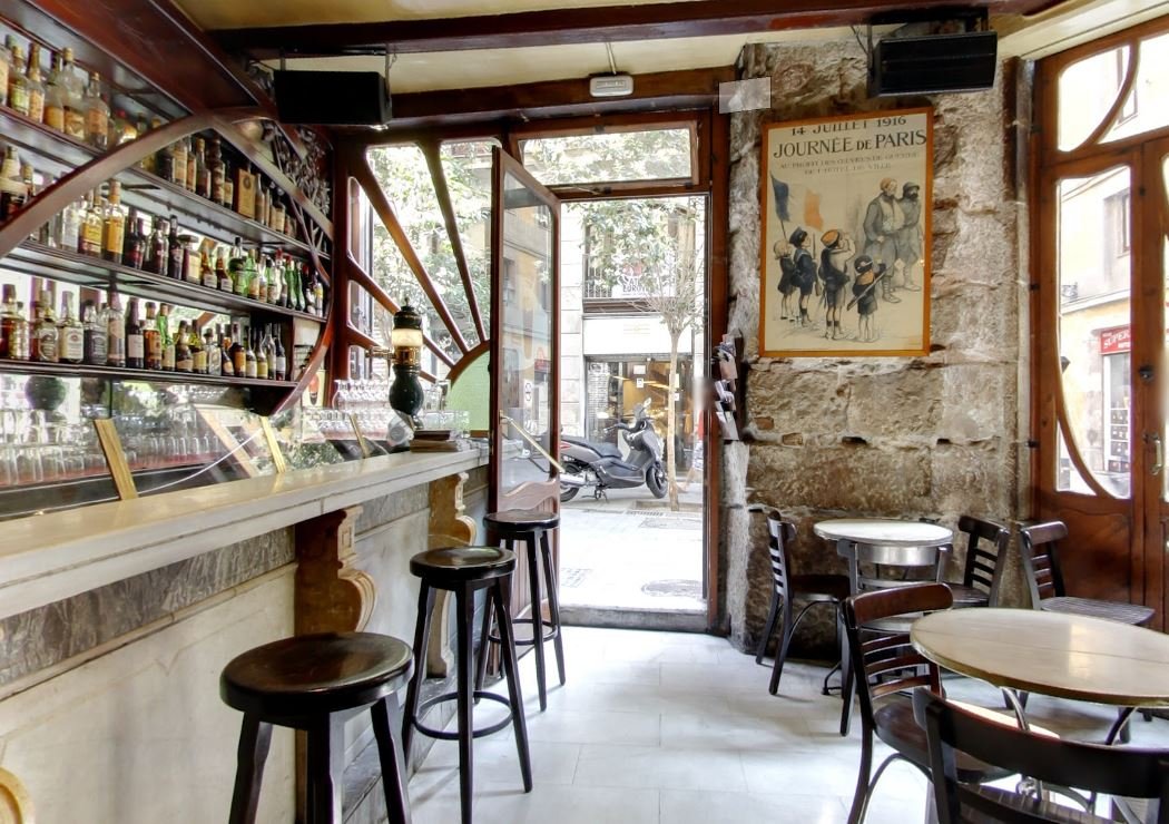 Casa Almirall: un dels bars més antics de Barcelona és al Raval (i fa 165 anys que serveix copes)
