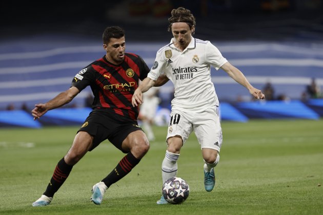 Rodri y Luka Modric disputando un duelo / Foto: EFE - Sergio Pérez