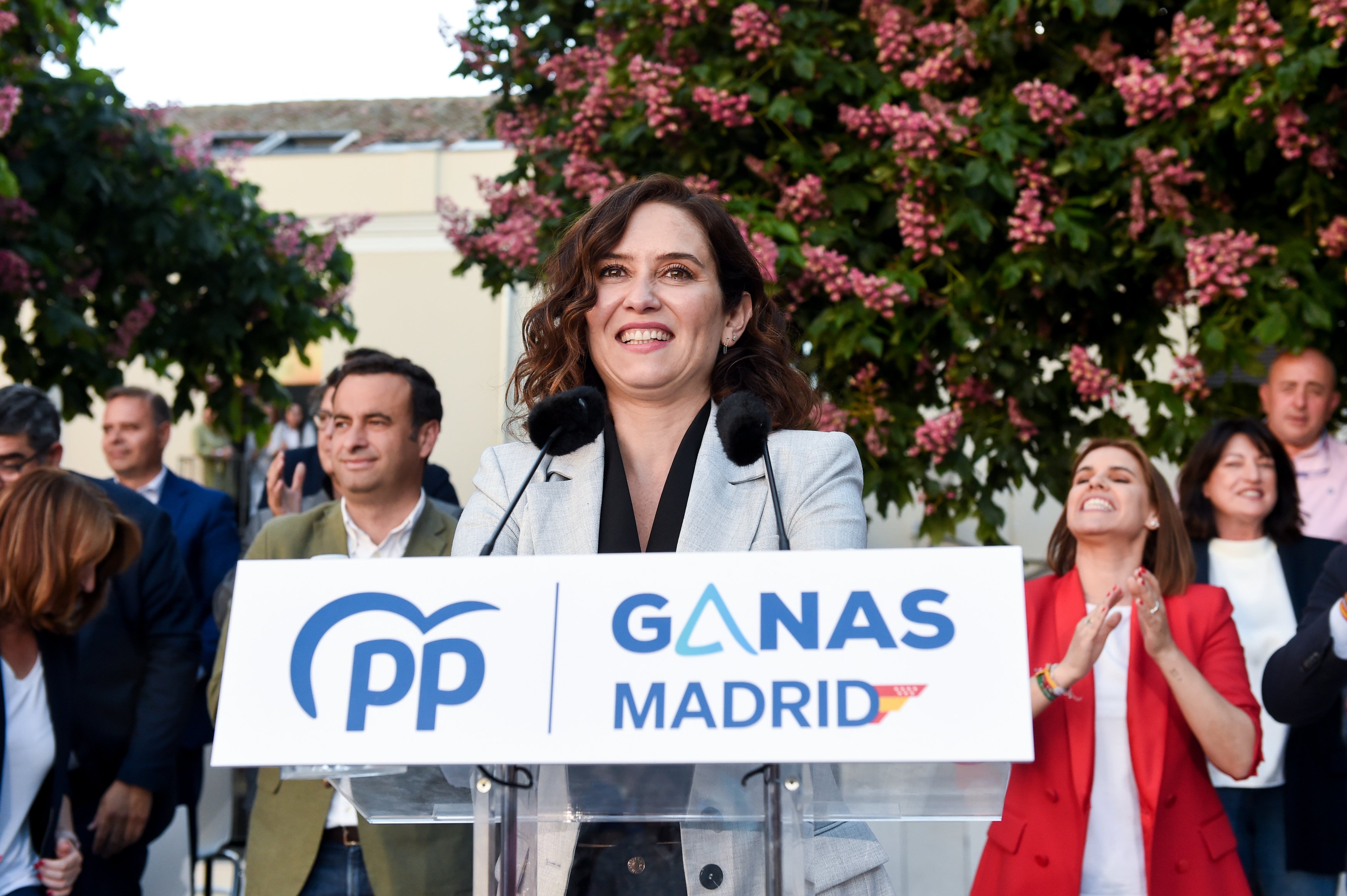 Ayuso acaricia la mayoría absoluta en Madrid y Puig retiene el gobierno en el País Valencià, según el CIS