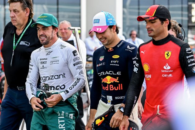 Fernando Alonso al lado de Carlos Sainz y Checo Pérez en Miami / Foto: EFE