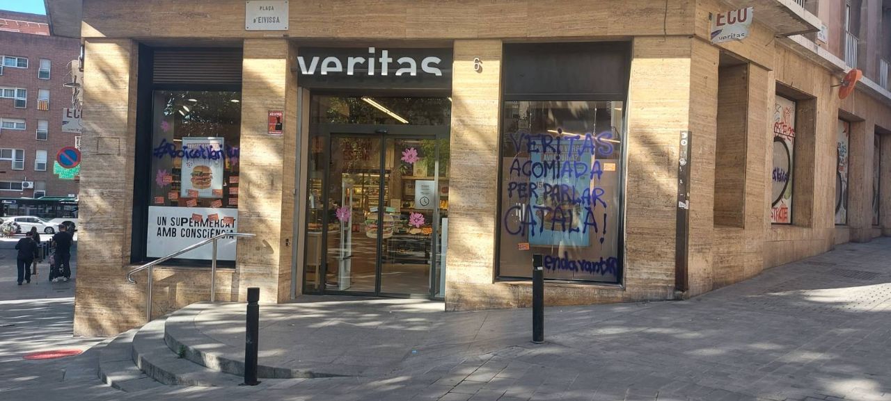 Pintades a Veritas de tot Catalunya per haver acomiadat la treballadora que parlava en català als clients