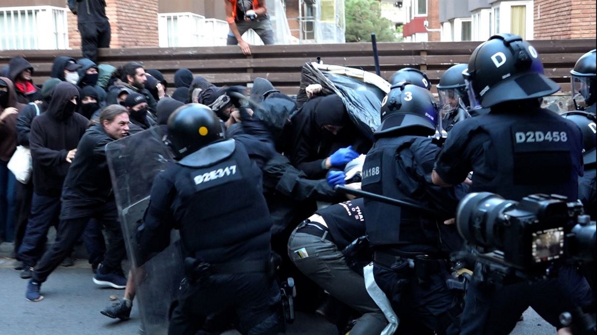 Lanzamientos y porrazos en el cara a cara entre los Mossos y los okupas en la Bonanova | VÍDEO