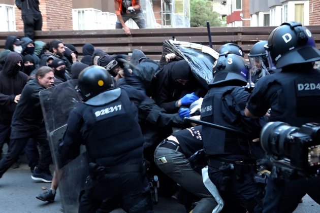 Cops porra Bonanova, okupes policia / Captura pantalla, Julia Gomez Marc Ortin