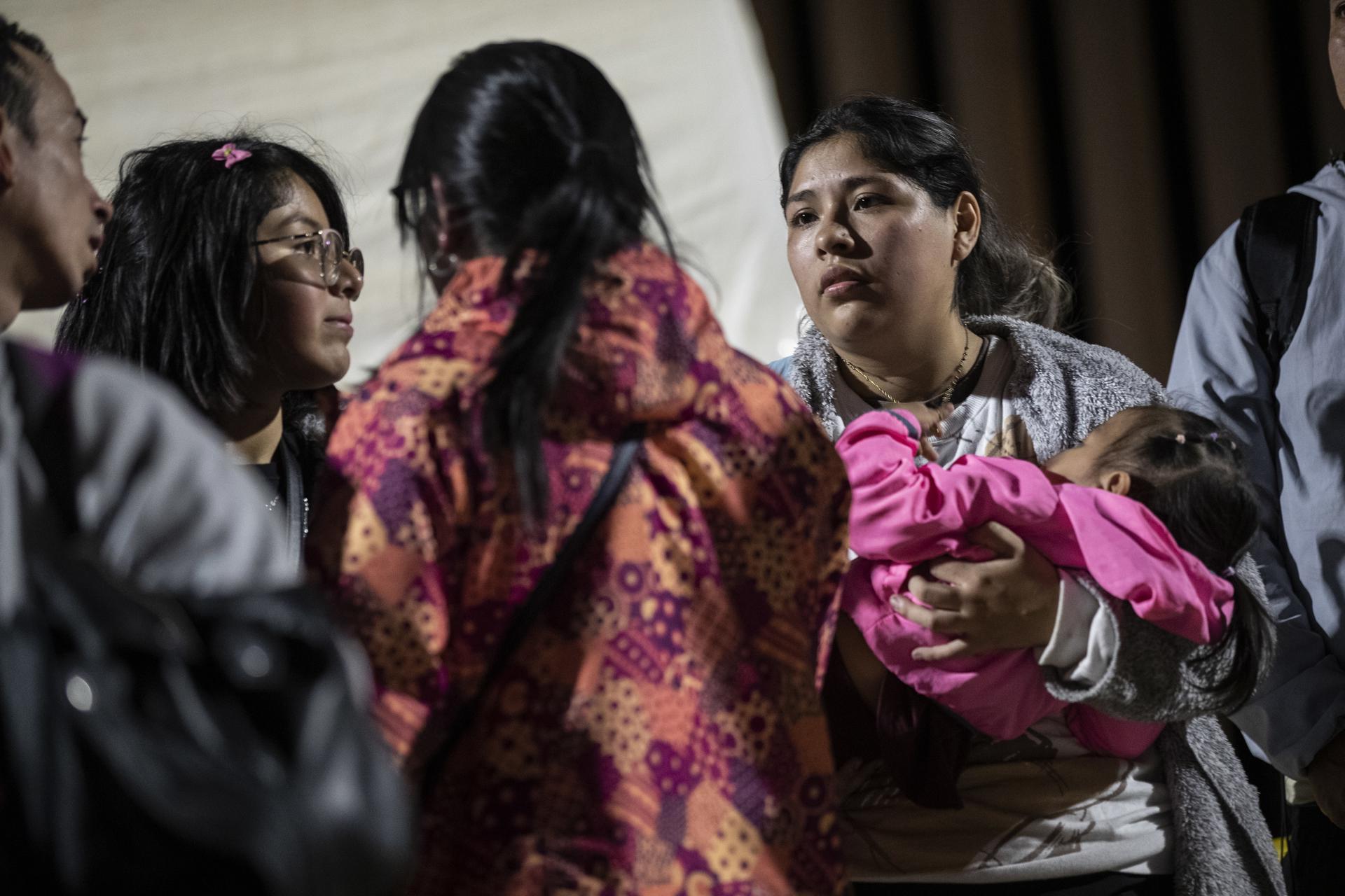 Fin de la norma que permitia la devolución en caliente en EE.UU.: miles de migrantes cruzan la frontera