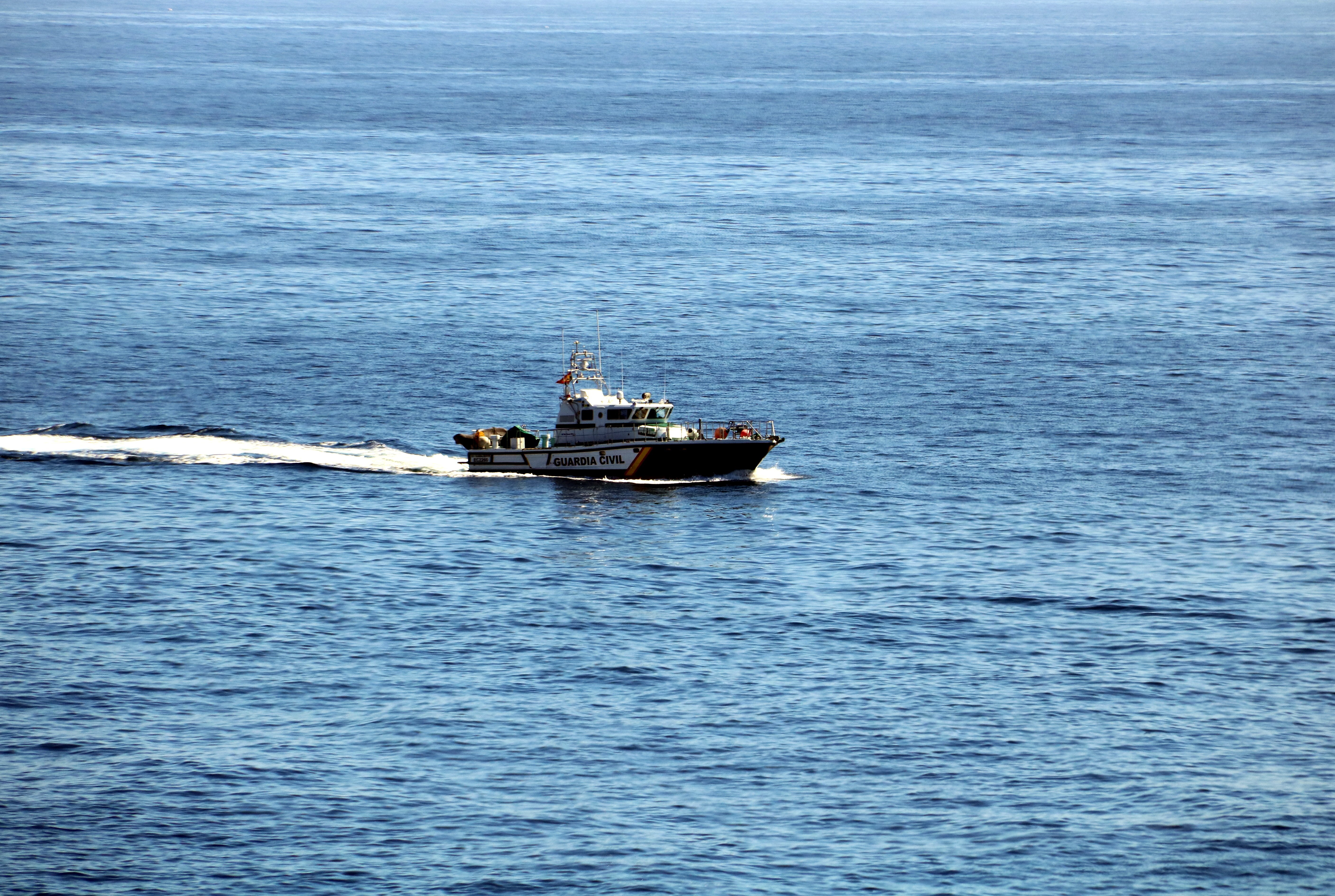 Buscan a un hombre que cayó por la borda de un ferry cerca de Palamós