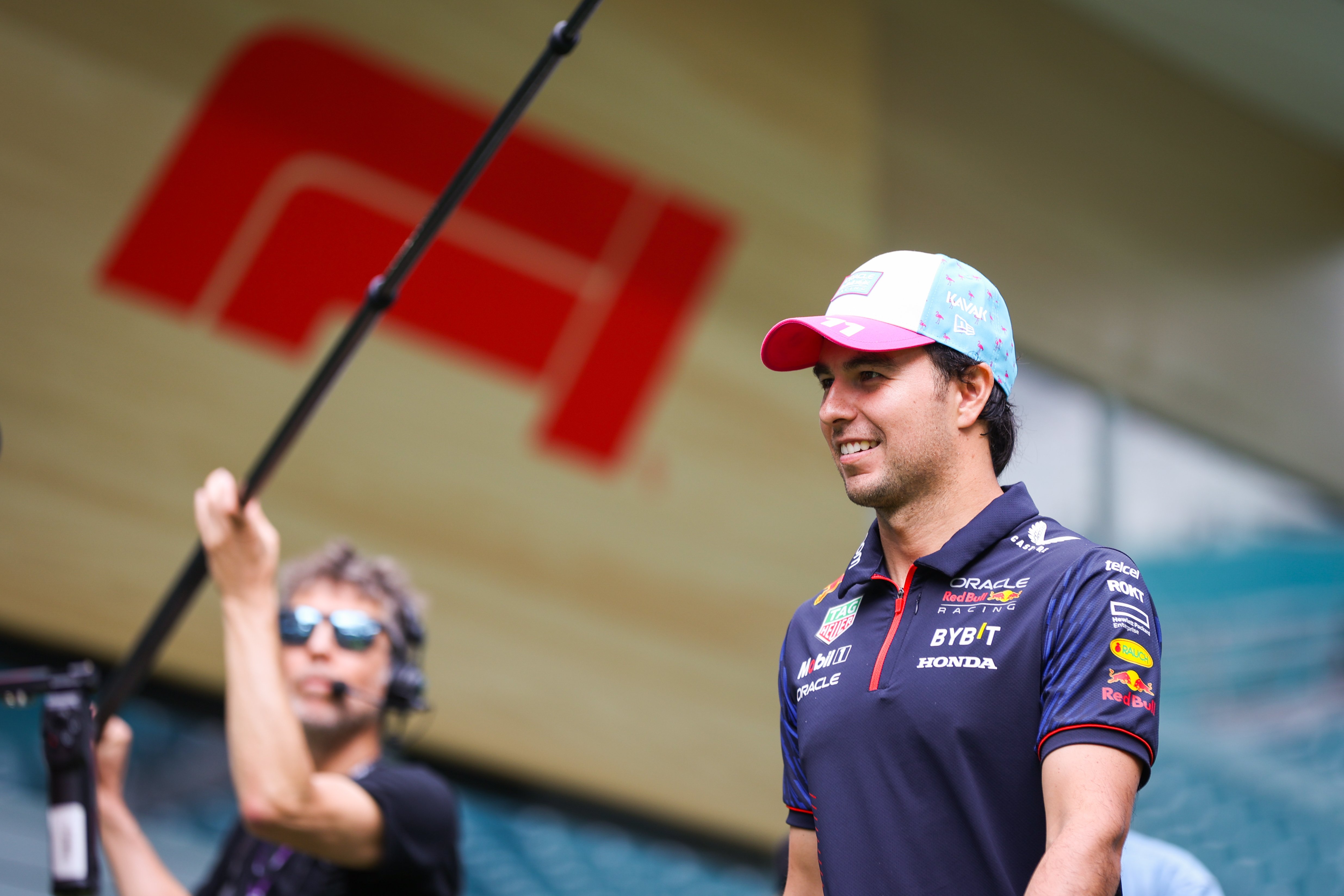 Checo Pérez desencadena un efecte dòmino que deixa KO Carlos Sainz