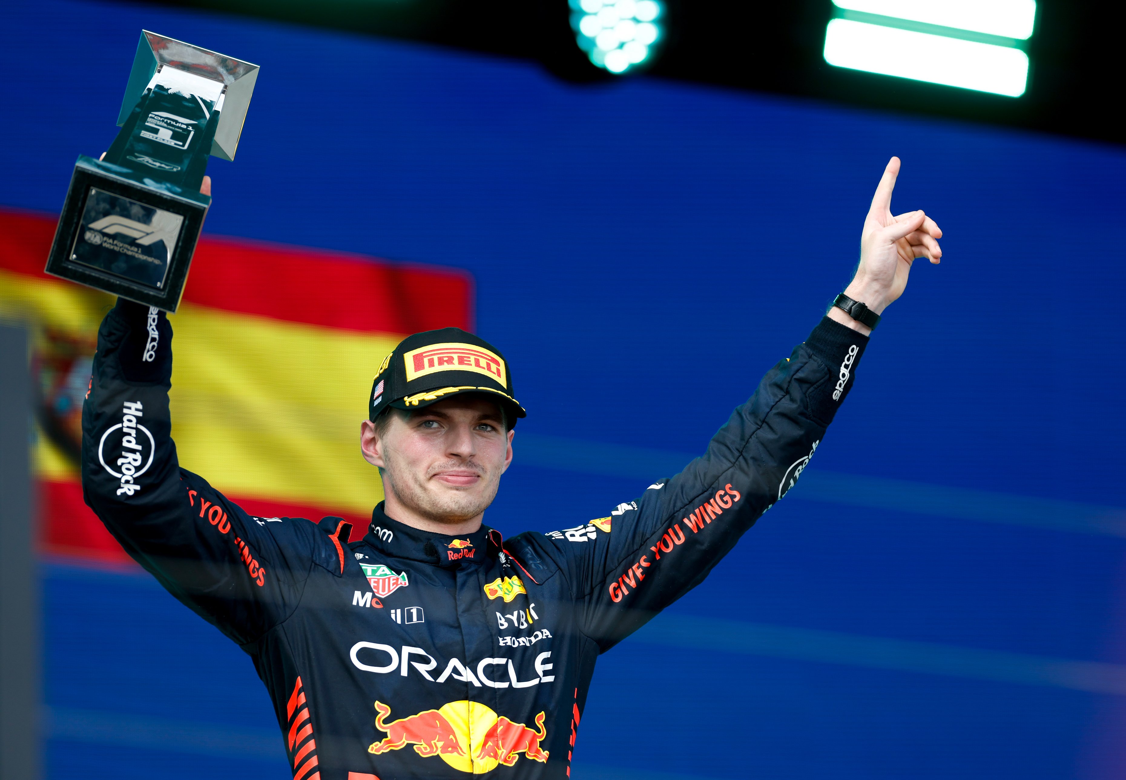 Max Verstappen vacil·la a Fernando Alonso i Carlos Sainz i es carrega l'F1