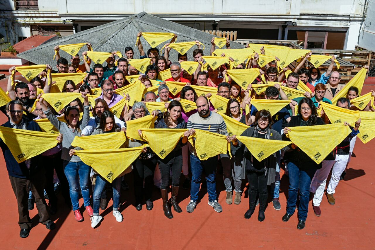 Òmnium y el mundo casteller impulsan un pañuelo amarillo por los presos políticos