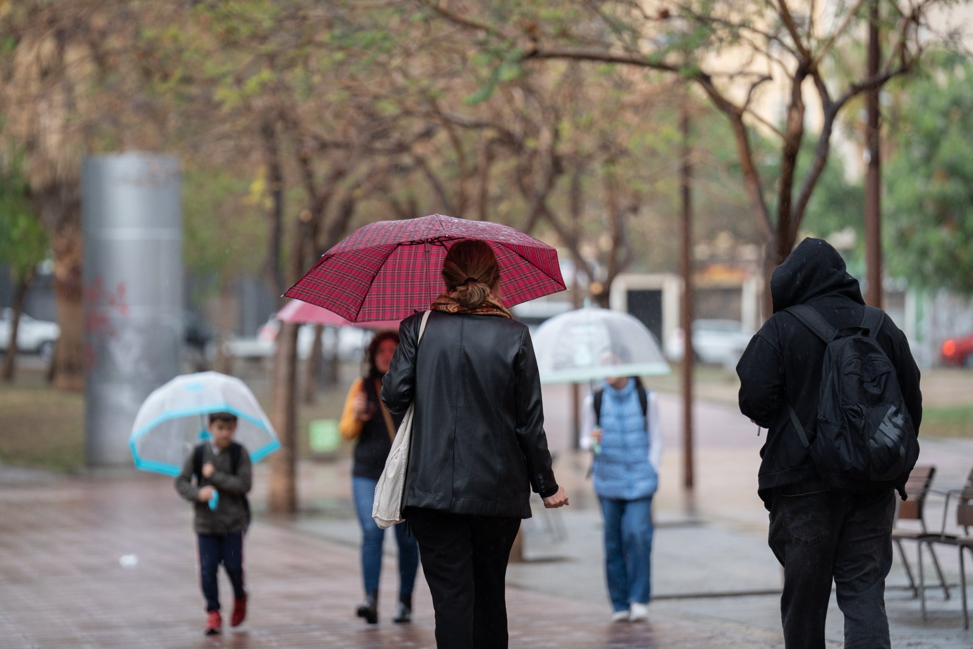 La intensa lluvia de este viernes por la tarde provoca incidencias por todo Catalunya