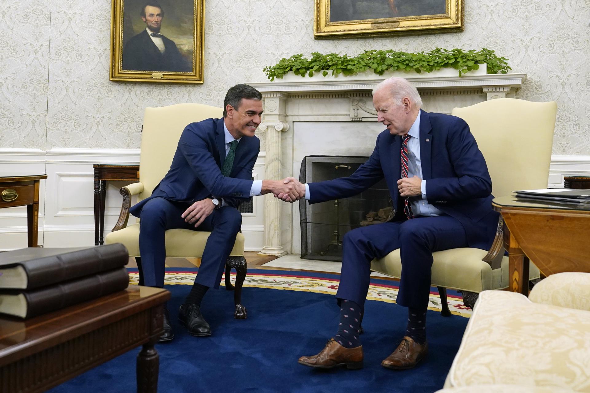 Sánchez habla con Biden por teléfono sobre la investidura y Gaza