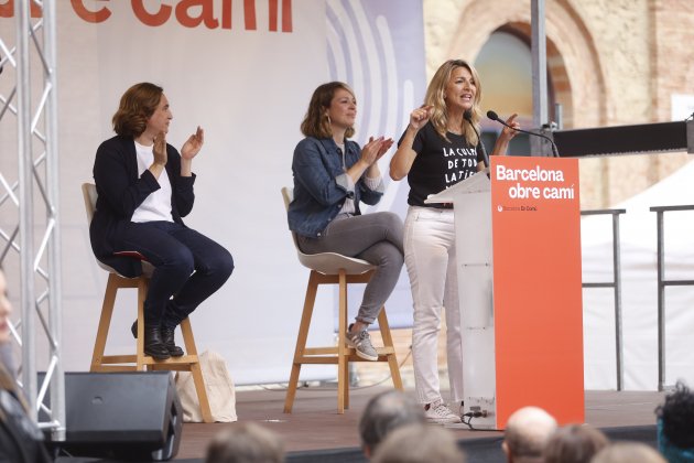 Ada Colau y Janet Sanz escuchan Yolanda Díaz / Foto: Montse Giralt Ada Colau y Janet Sanz escuchan Yolanda Díaz / Foto: Montse Giralt