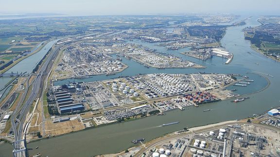 botlek vondelingenplaat waterveiligheid luchtfoto botlek vondelingenplaat waterveiligheid luchtfoto